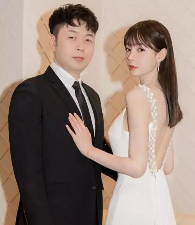 妈妈穿婚纱_女儿穿西装跟老妈拍婚纱照_婚礼妈妈西装